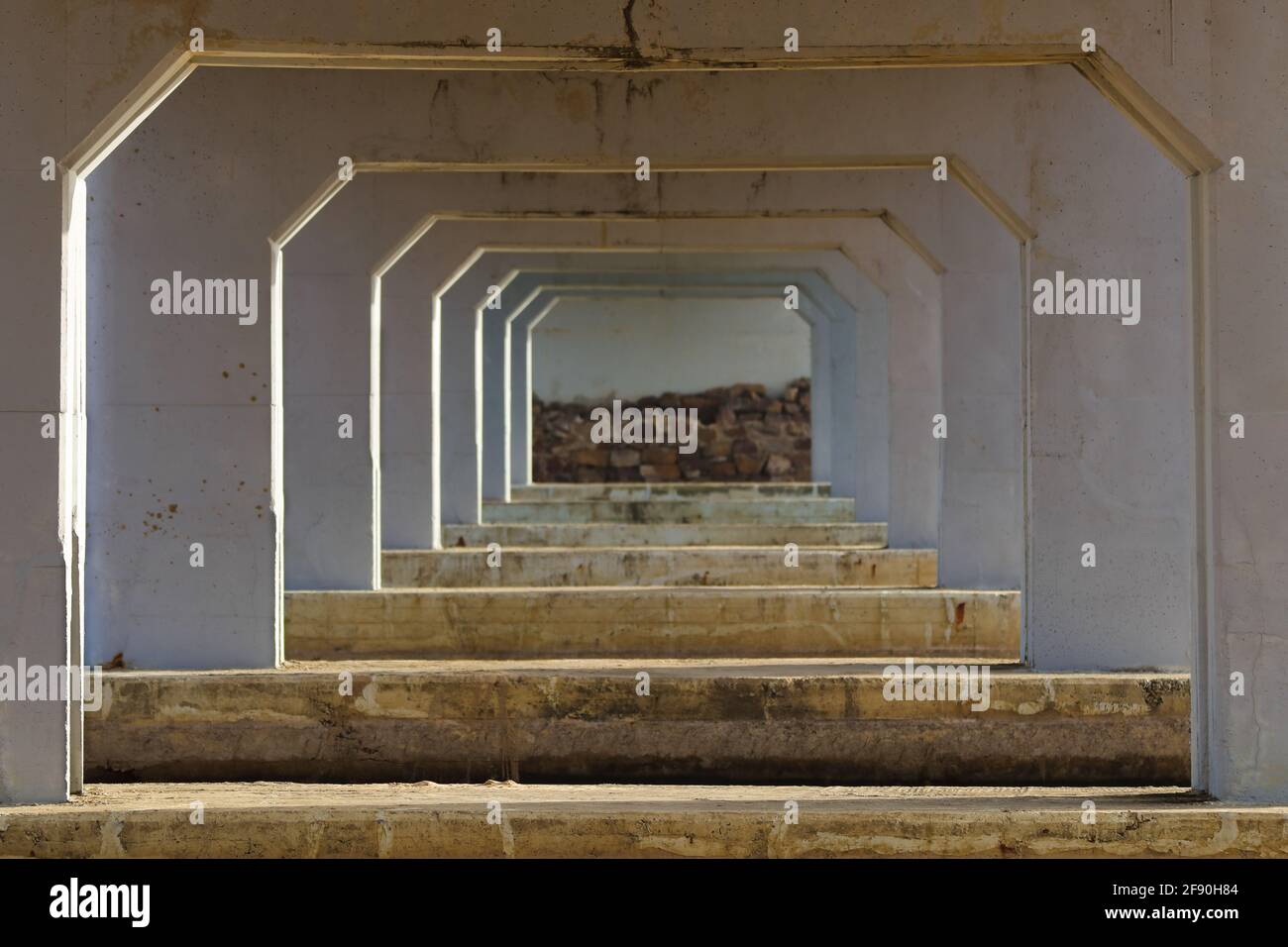Prospettiva dei montanti di supporto strutturali con attraversamento del ponte vecchio Foto Stock