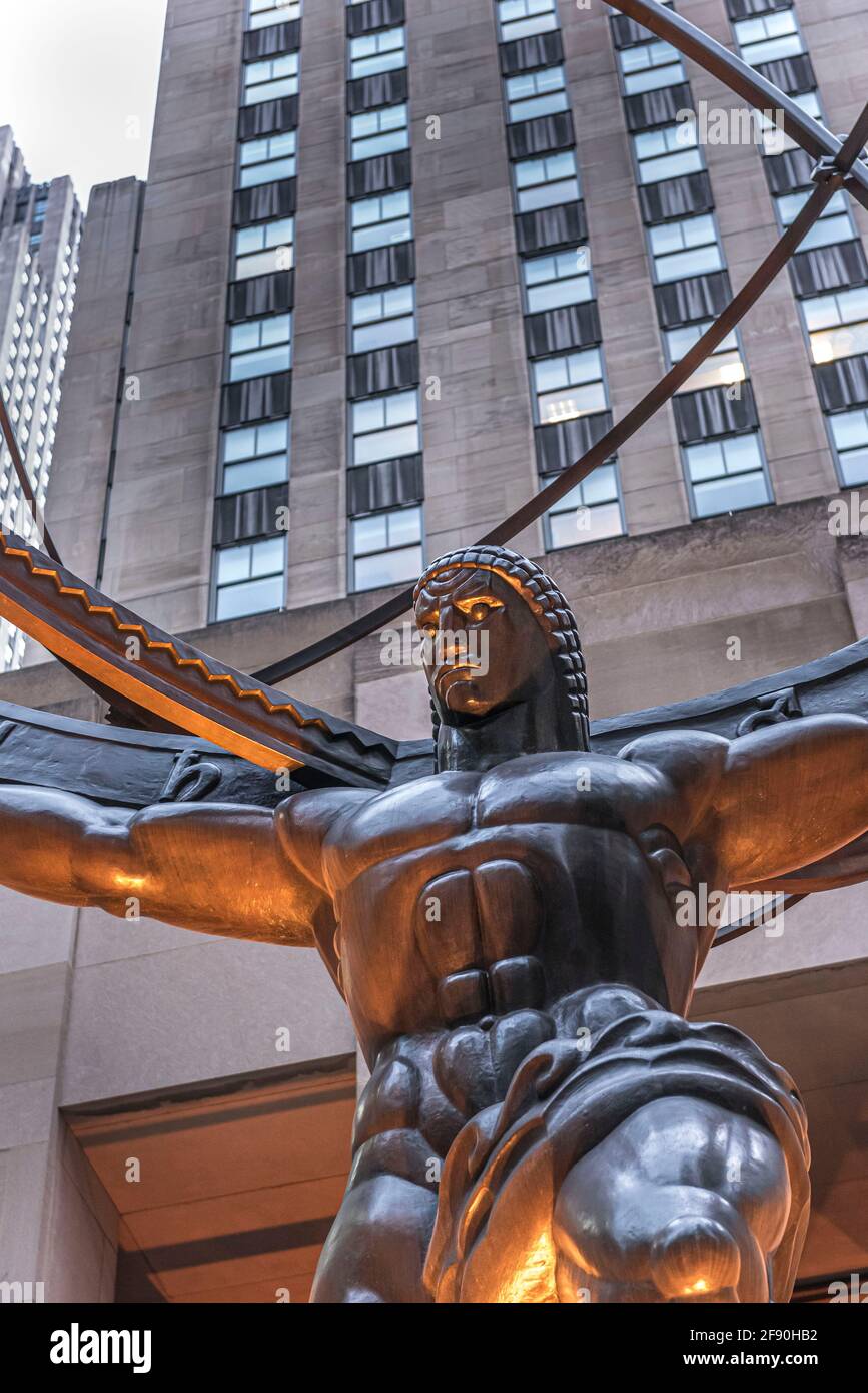 La scultura dell'Atlante sulla Fifth Avenue in Rockefeller Plaza, New York City. Foto Stock