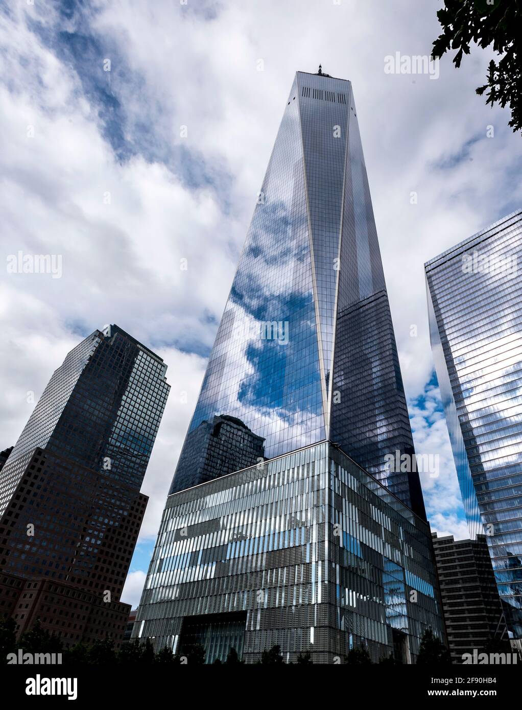 Guardando verso il One World Trade Center, l'edificio principale del complesso ricostruito World Trade Center a Lower Manhattan Foto Stock