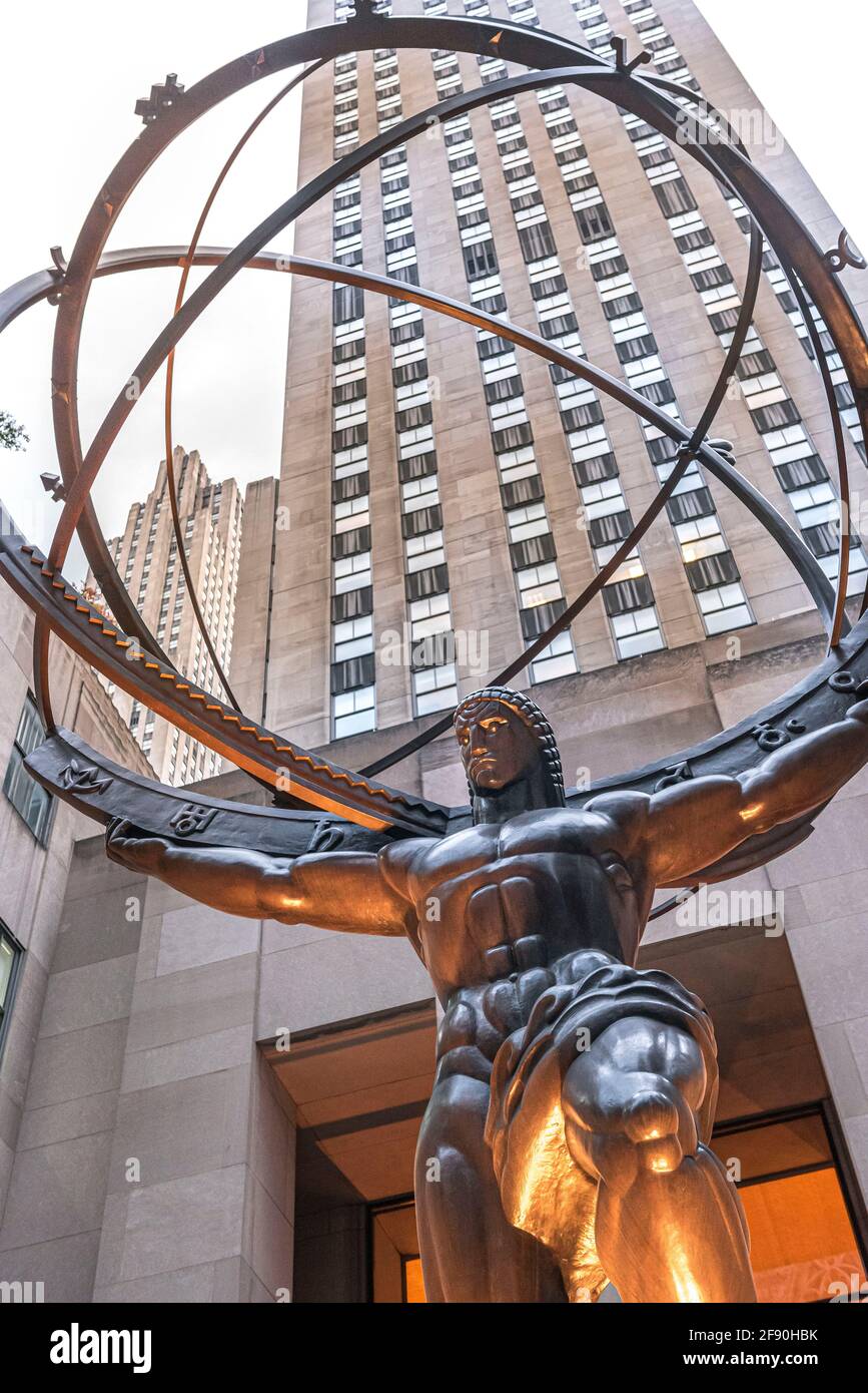 La scultura dell'Atlante sulla Fifth Avenue in Rockefeller Plaza, New York City. Foto Stock