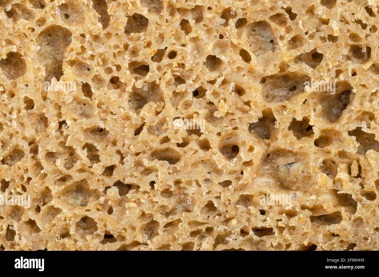 Superficie di un pane di segale tagliato fresco, primo piano dall'alto. Pane di pasta frolla di colore marrone, un mix di farina di segala, lievito e spezie, cotto in forno. Foto Stock