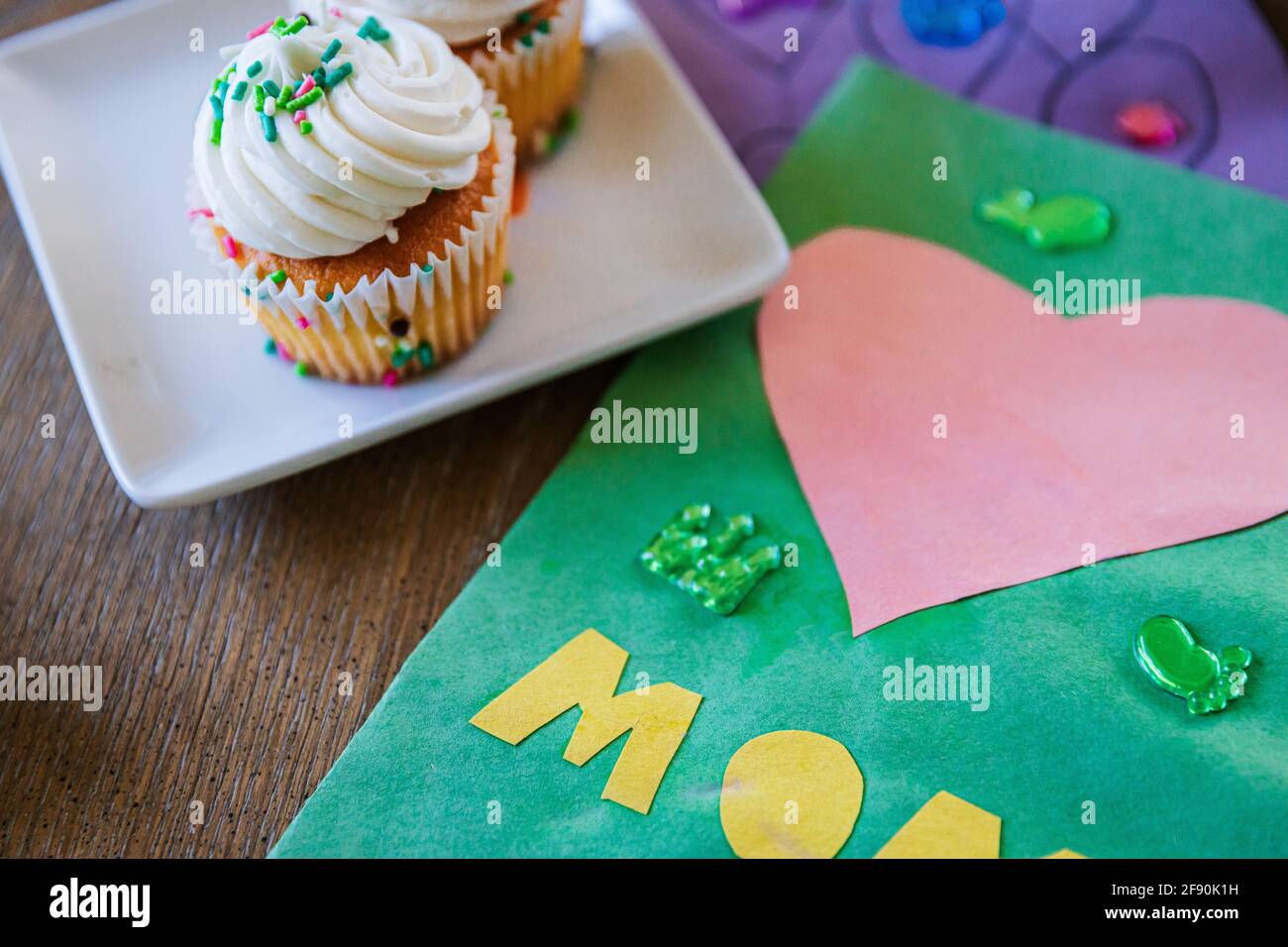 Primo piano di cupcake da biglietto d'auguri sul tavolo a casa Foto Stock