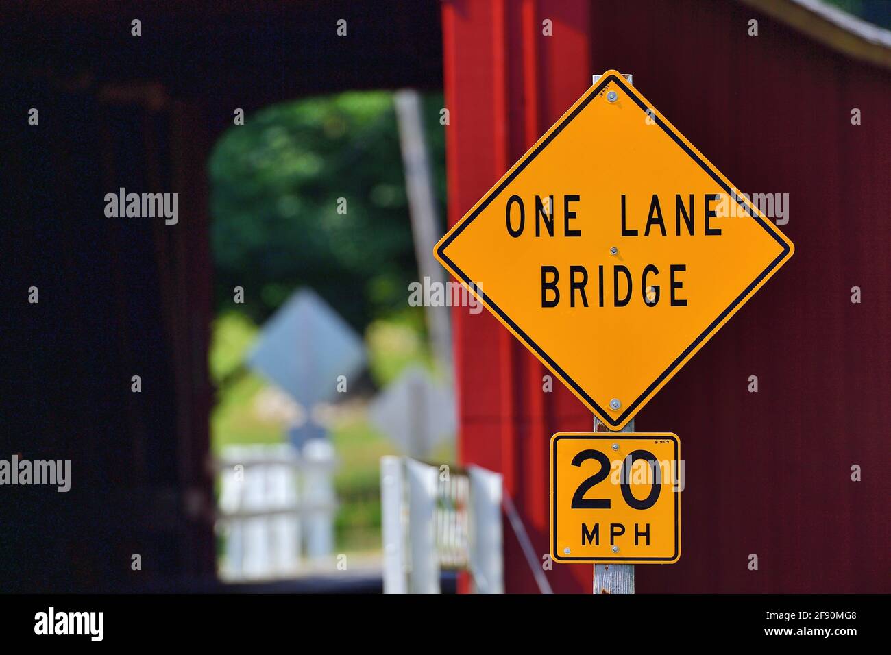 Princeton, Illinois, Stati Uniti. Un cartello all'ingresso del Red Covered Bridge, un ponte coperto in legno che attraversa Big Bureau Creek. Foto Stock
