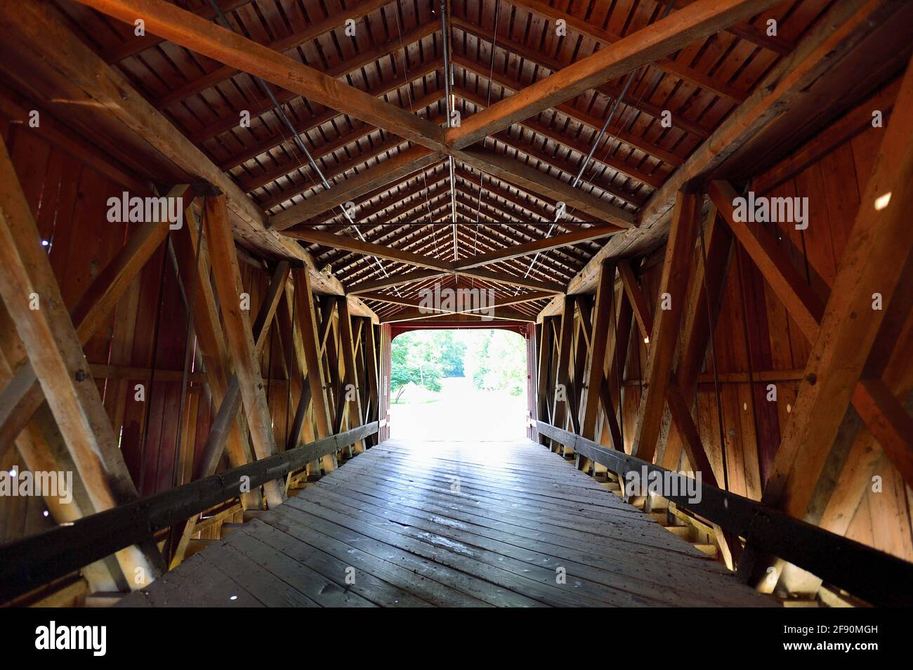 Princeton, Illinois, Stati Uniti. La cornice interna in legno del Red Covered Bridge che attraversa Big Bureau Creek. Il ponte di 149 metri è stato costruito nel 1863. Foto Stock