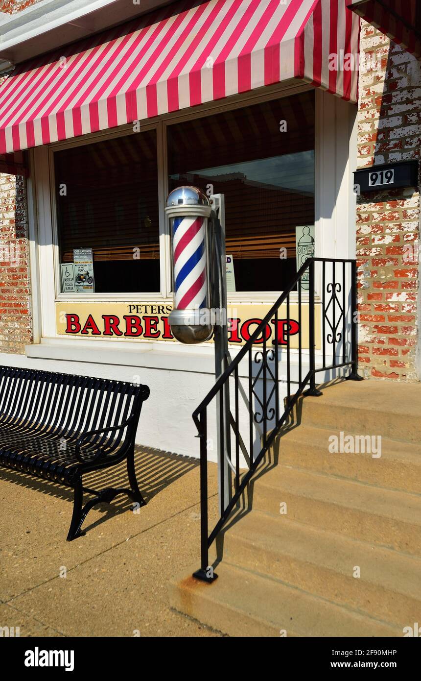 Princeton, Illinois, Stati Uniti. Un barbiere tradizionale e un sondaggio di barbiere su una strada principale in una piccola comunità dell'Illinois. Foto Stock