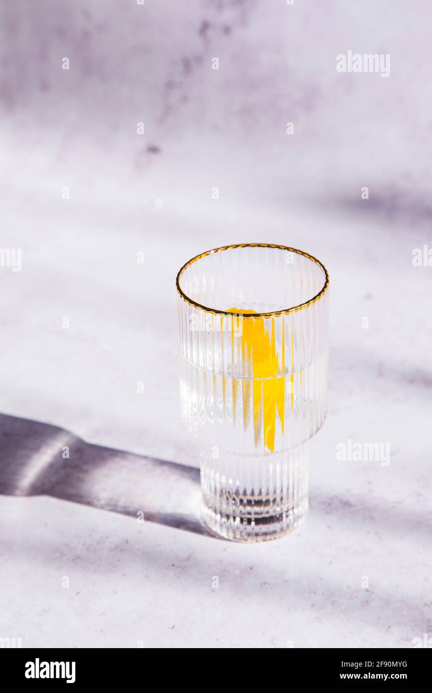 Vetro d'acqua e ombre dure Foto Stock