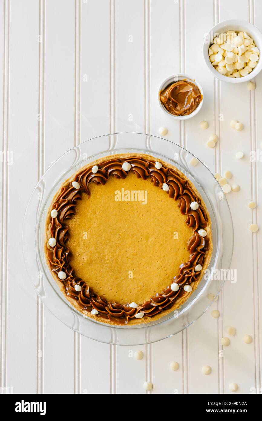 Dulche de leche e cheesecake al cioccolato bianco a fette Foto Stock