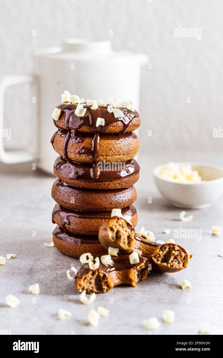 Ciambelle o ciambelle ricoperte di cioccolato ad anello di lusso in casa Foto Stock