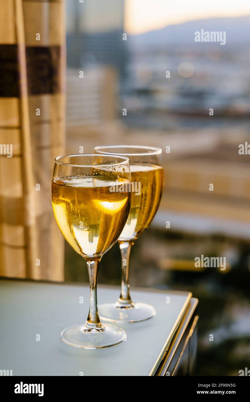Due bicchieri di champagne in camera Foto Stock