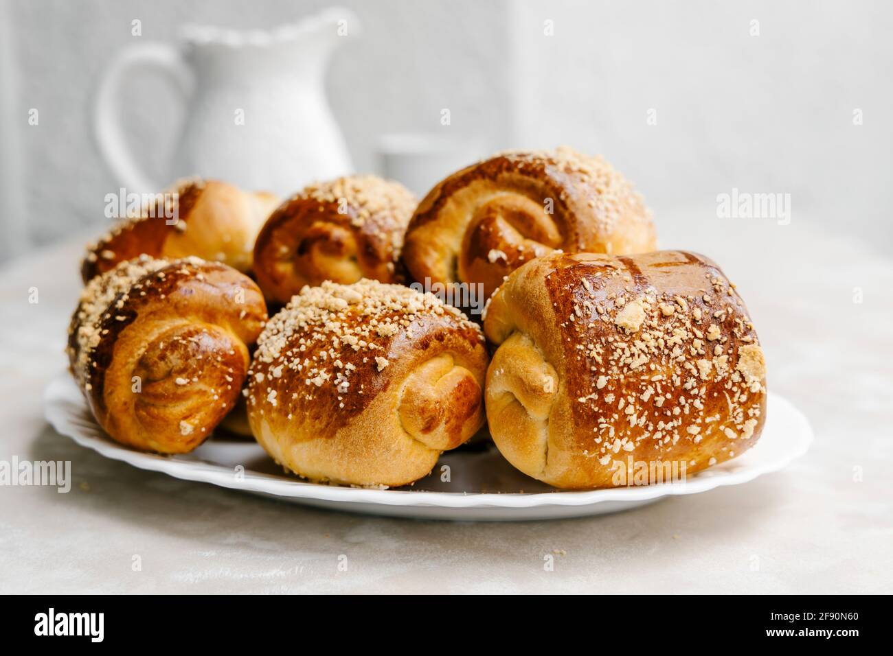 Panini alla vaniglia con marmellata d'arancia di Siviglia e streusel Foto Stock