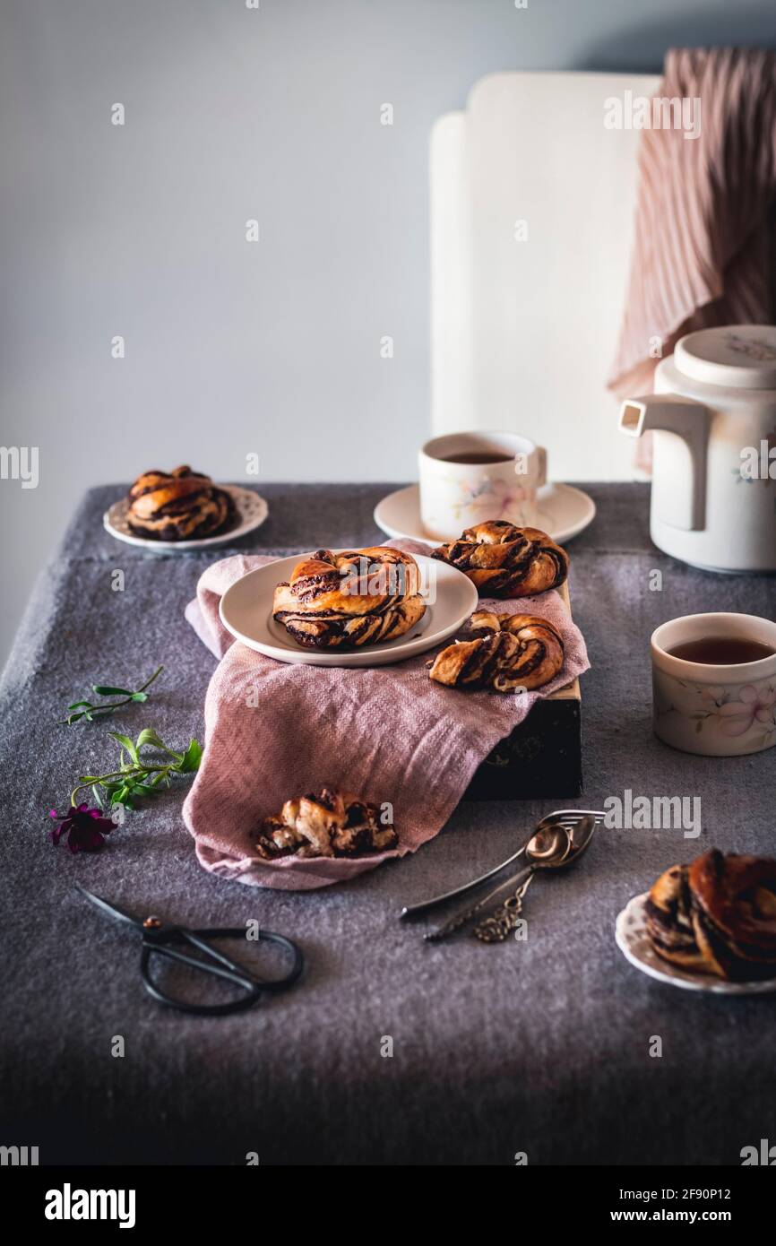 Il tè e la babka al cioccolato nodi mattina scena 5 Foto Stock