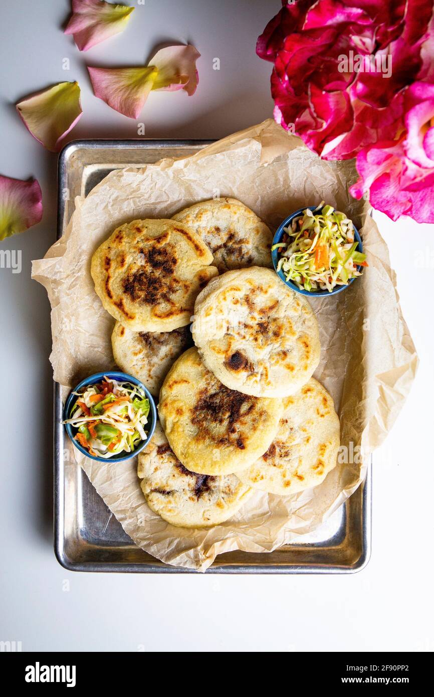 Pupusas con cavolo e Aceto Foto Stock