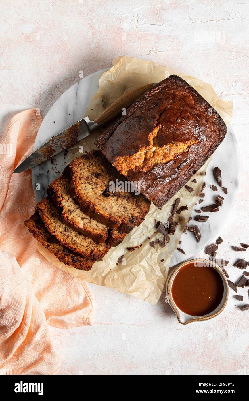 Pane alla banana con salsa al caramello e tovagliolo di pesca Foto Stock