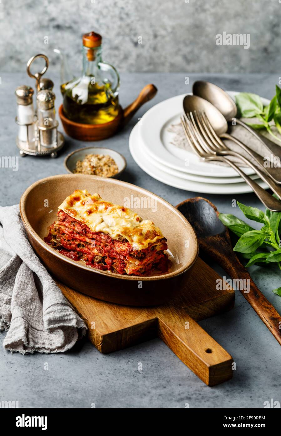 Lasagna bolognese tradizionale cucina italiana su fondo di cemento Foto Stock