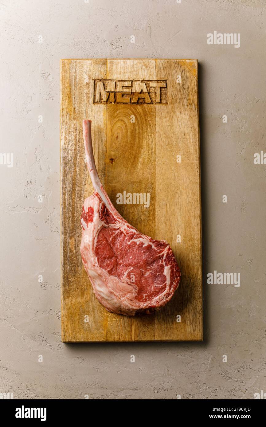 Carne fresca cruda Tomahawk Steak su tavola di legno Foto Stock