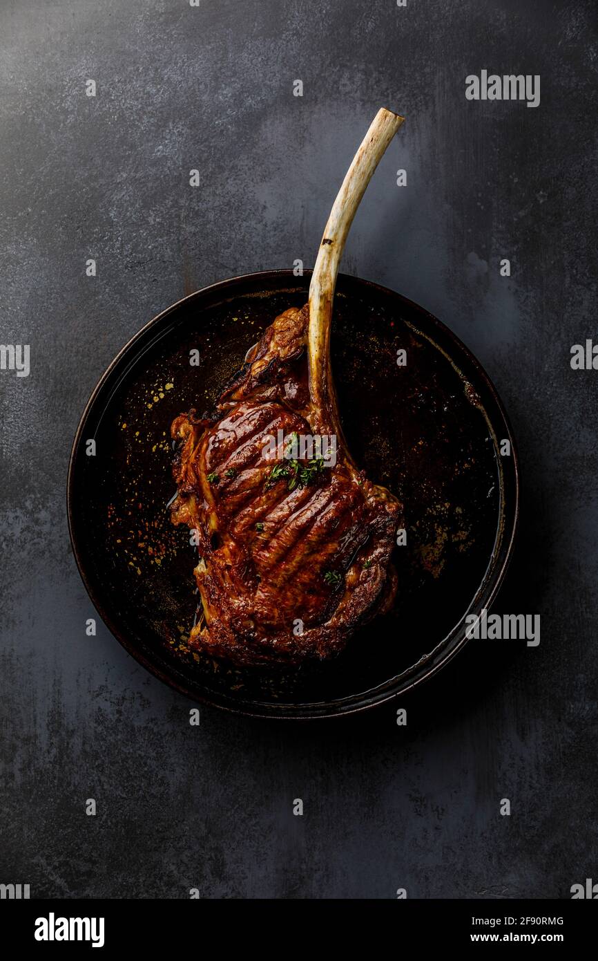 Grigliata Tomahawk Steak su sfondo scuro Foto Stock