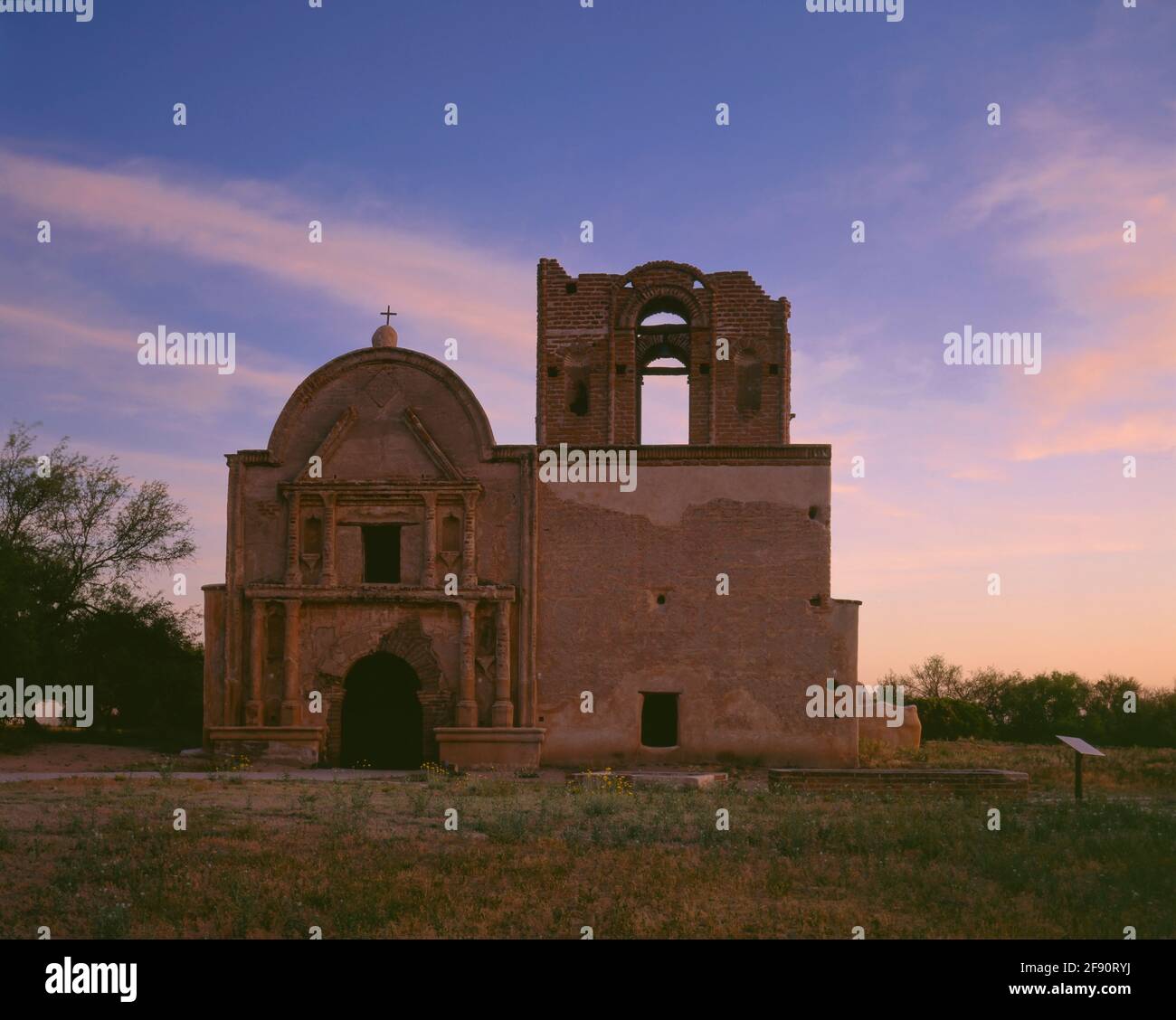 Monumento nazionale di Tumacacori AZ / Apr Dawn cielo rosso sopra Kino Missione San Jose Tumacori nel sud dell'Arizona. Foto Stock