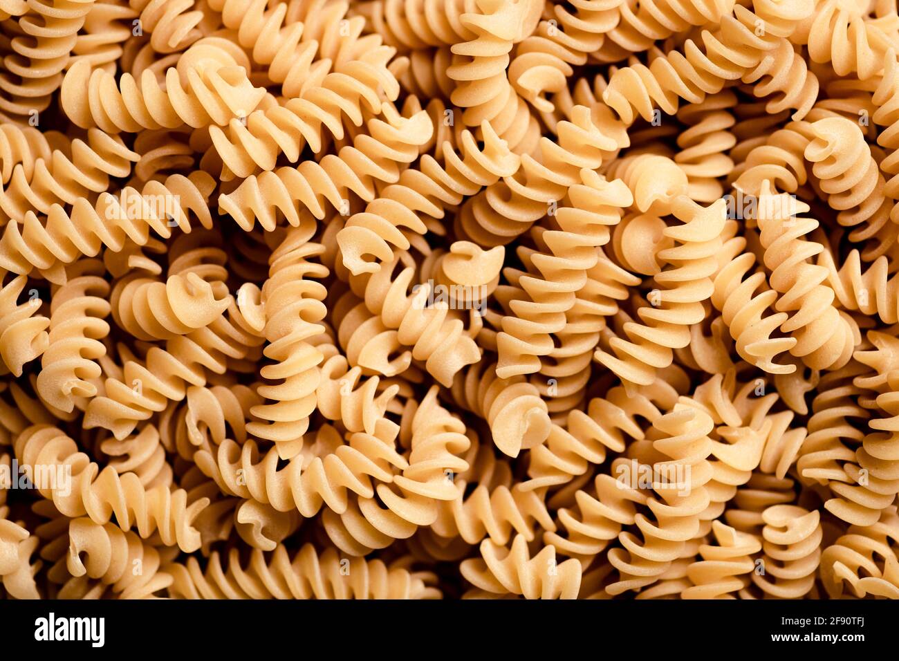Macro shot di pasta di fusilli essiccata. Foto Stock