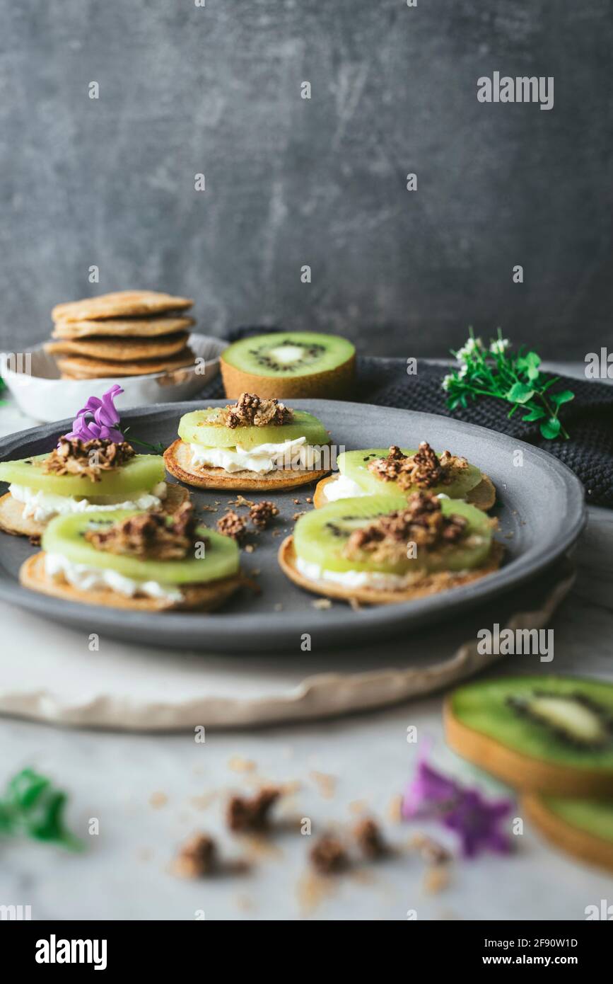 Mini pancake con frutta kiwi e ricotta Foto Stock