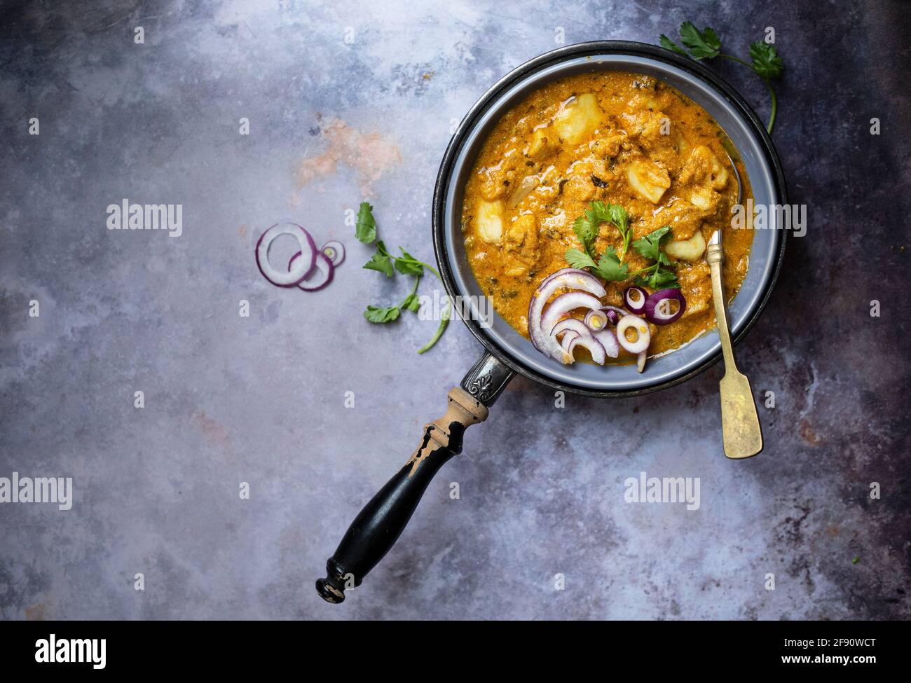 Curry indiano fatto con radice di Taro Foto Stock