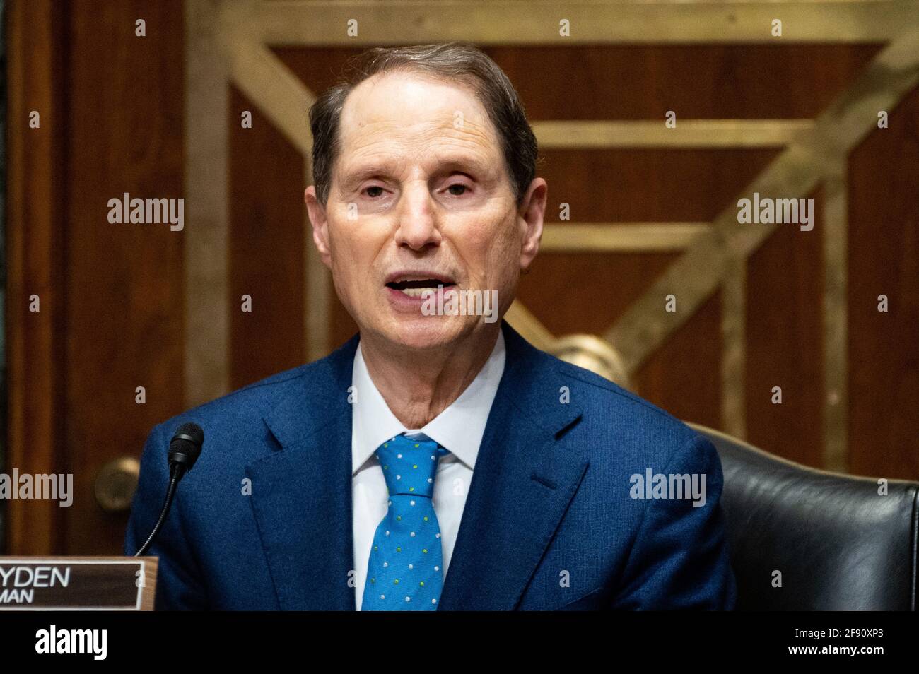 Washington, Stati Uniti 15 aprile 2021. 15 aprile 2021 - Washington, DC, Stati Uniti: Senatore degli Stati Uniti Ron Wyden (D-OR) che parla ad un'audizione del Comitato finanziario del Senato. (Foto di Michael Brochstein/Sipa USA) Credit: Sipa USA/Alamy Live News Foto Stock