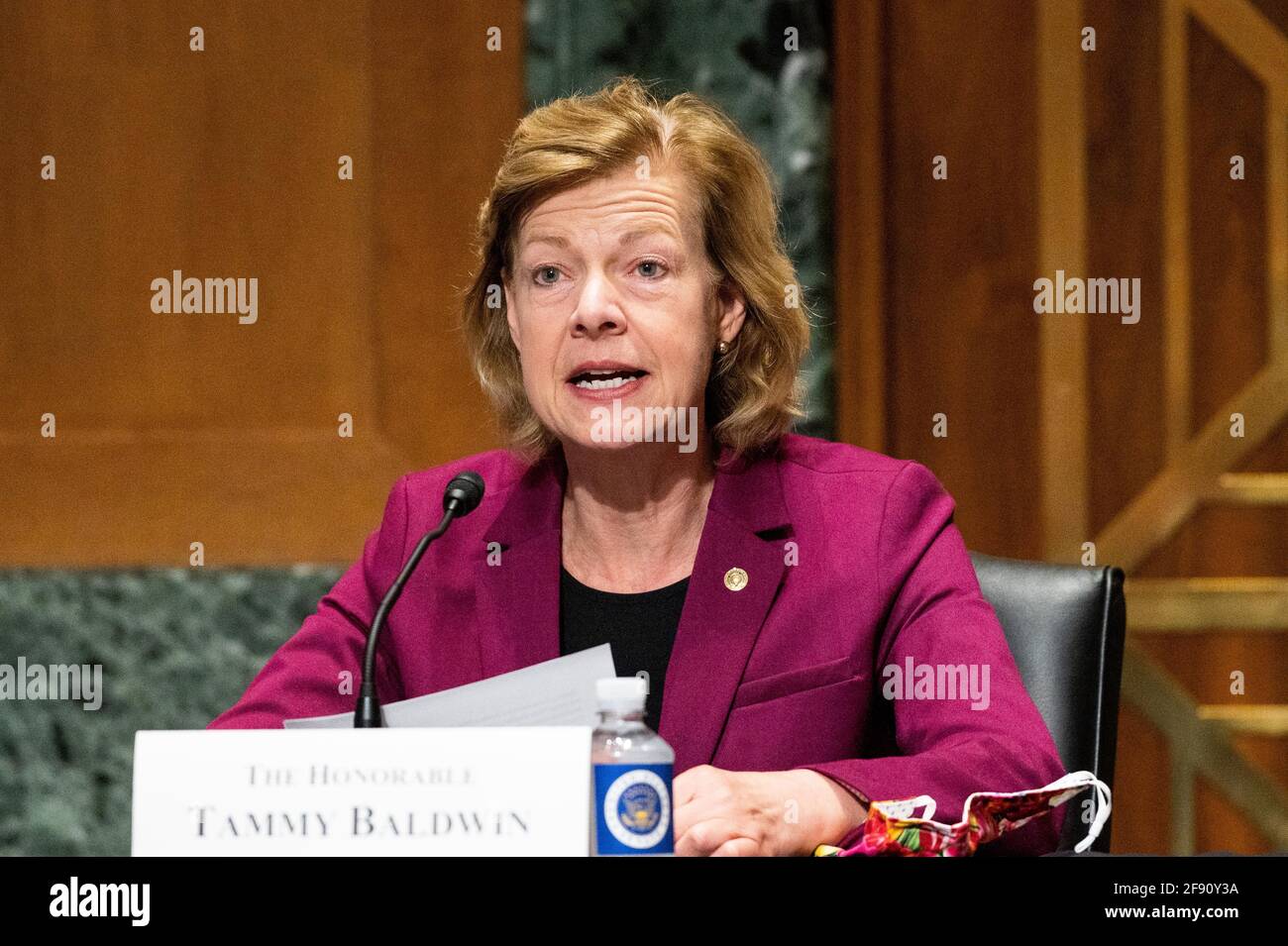 Washington, Stati Uniti 15 aprile 2021. 15 aprile 2021 - Washington, DC, Stati Uniti: Senatore statunitense Tammy Baldwin (D-WI) che parla ad un'audizione del Comitato finanziario del Senato. (Foto di Michael Brochstein/Sipa USA) Credit: Sipa USA/Alamy Live News Foto Stock