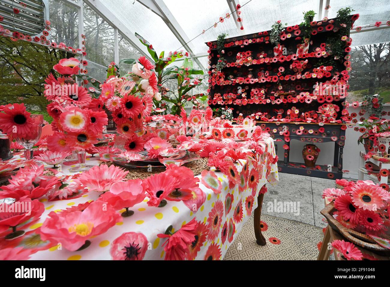 All'interno della mostra "Flower Obsession", in cui i visitatori sono invitati a posizionare adesivi a forma di fiore ovunque si trovino, parte della mostra "Cosmic Nature" dell'artista giapponese contemporaneo Yayoi Kusama al New York Botanical Garden nel quartiere Bronx di New York City, 15 aprile 2021. L'artista giapponese Yayoi Kusama ha in mostra opere selezionate sia all'aperto che all'interno dei giardini botanici di New York, dove i visitatori devono acquistare biglietti a tempo e indossare maschere durante il loro soggiorno nel parco. (Foto di Anthony Behar/Sipa USA) Foto Stock