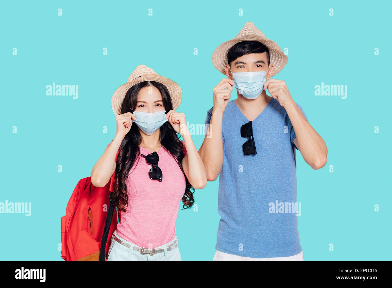 Giovane coppia in maschere di faccia per viaggiare in estate Foto Stock