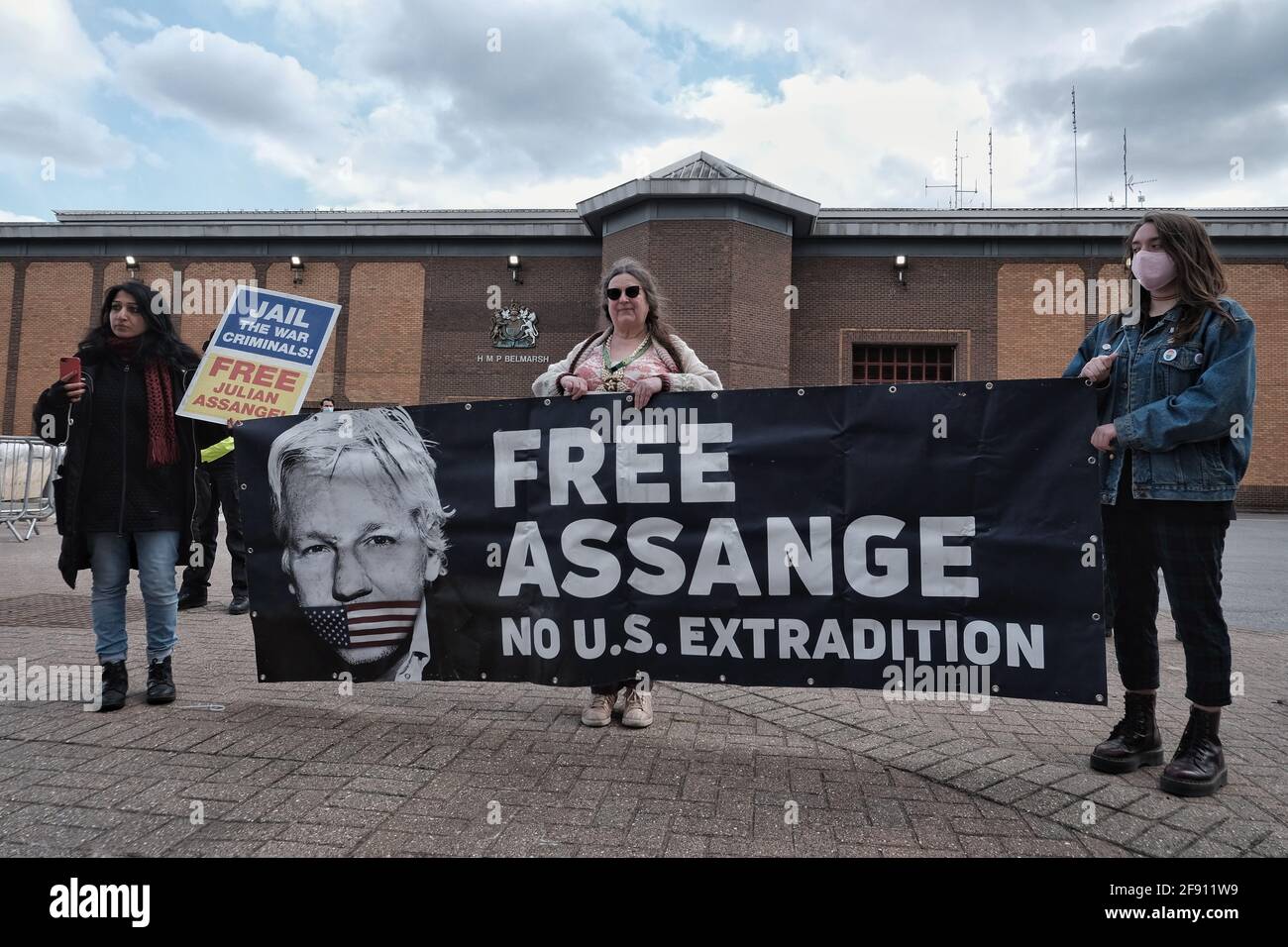 Gli attivisti di Free Julian Assange hanno protestato nel secondo anniversario della sua incarcerazione nella prigione di Belmarsh, nel sud-est di Londra. Foto Stock