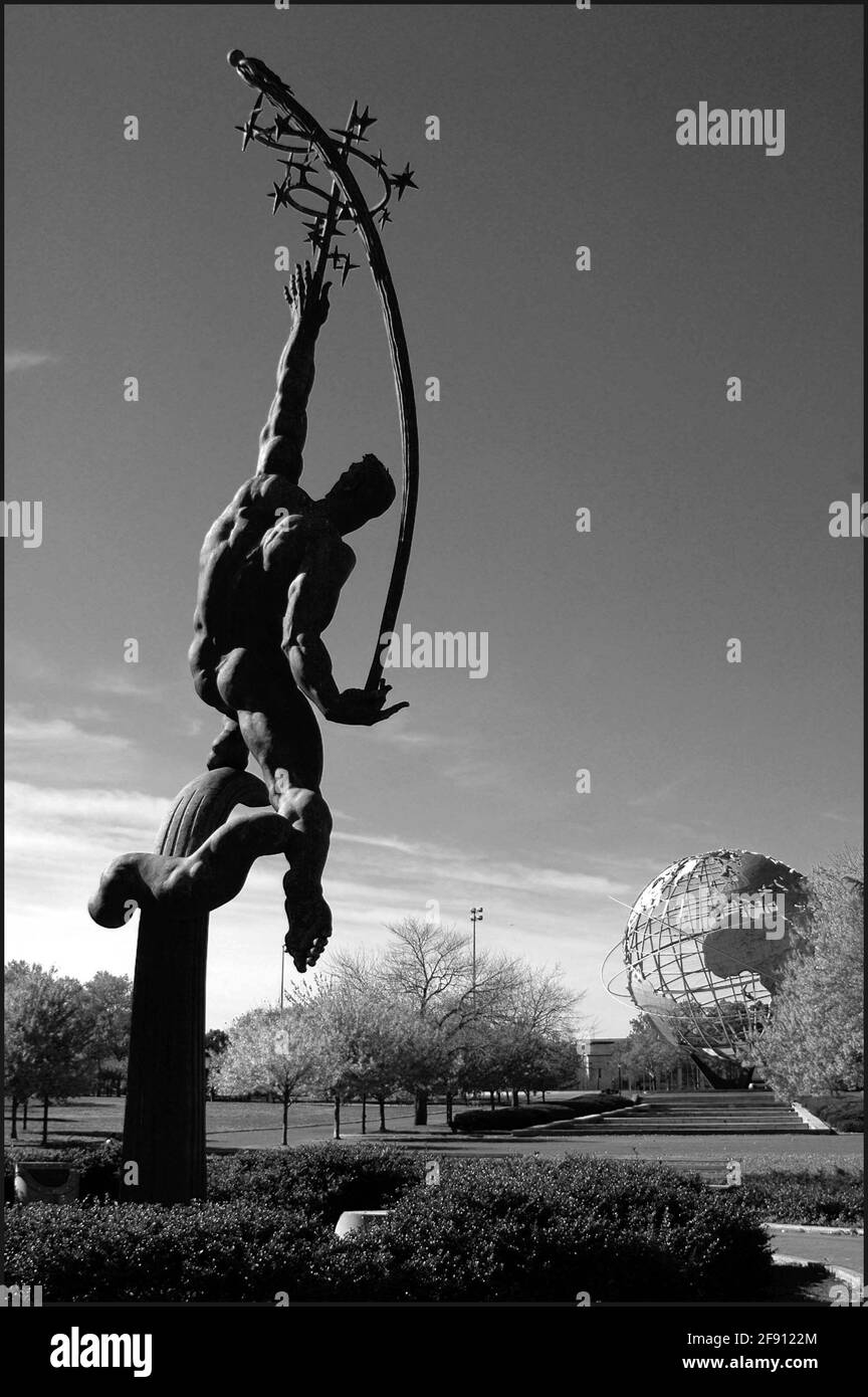 10/26/04 Flushing Meadow-Corona Park, sede delle fiere mondiali di New York del 1939 e 1964. Tra le statue figurano "The Rocket Thrower" di Donald DeLue, e "The Freedom of the Human Spirit" di Marshall Fredericks e The Unisphere, il simbolo della fiera mondiale del 1964-65. Foto ©Neil Schneider/PHOTOlink Foto Stock