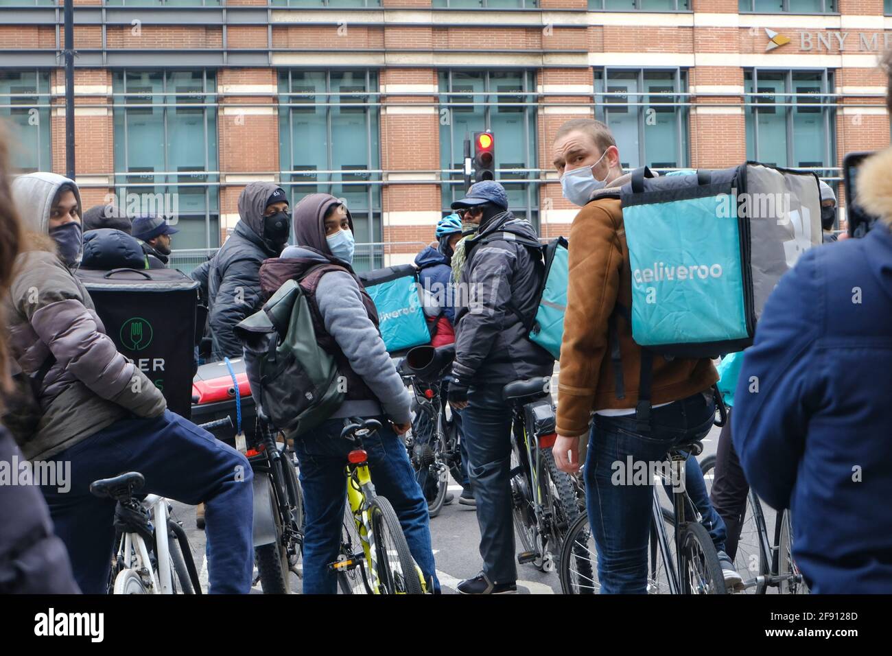 I piloti Deliveroo di Londra scioperano e organizzano un giro di protesta per migliorare le condizioni di lavoro, mentre l'azienda fa un debutto in borsa nel Regno Unito. Foto Stock