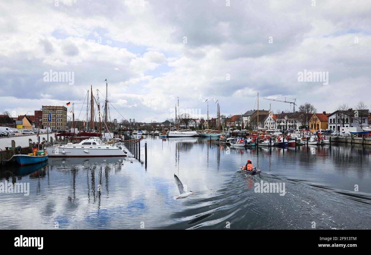 14 aprile 2021, Schleswig-Holstein, Eckernförde: Una piccola barca con due pescatori entra nel porto. Con l'aumento dei dati sulle infezioni, Schleswig-Holstein sta adottando misure caute per aprire il turismo, la cultura e lo sport nella crisi di Corona. (Al dpa: 'Il turismo riparte nel nord con regime e ritardi rigorosi') Foto: Christian Charisius/dpa Foto Stock