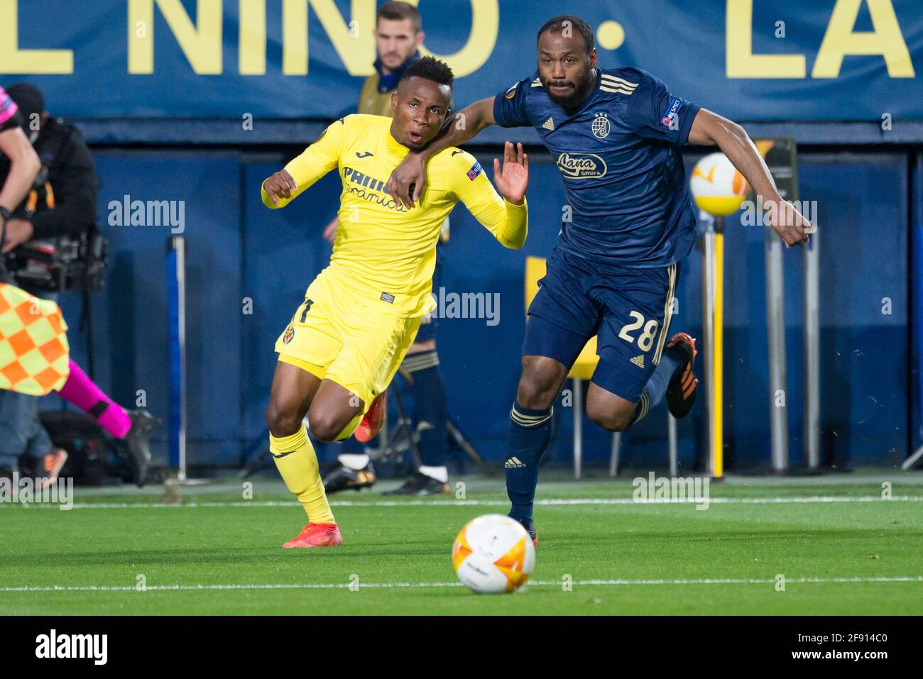 Villarreal, Spagna. 15 Aprile 2021. Samuel Chimerenka Chukwueze di Villareal CF e Kevin Theophile Catherine di Dinamo Zagreb sono visti in azione durante la seconda partita finale del quartiere UEFA Europa League tra Villarreal e Dinamo Zagreb all'Estadio de la Ceramica.(Punteggio finale; Villareal CF 2:1 Dinamo Zagreb) (Foto di Xisco Navarro/SOPA Images/Sipa) Credit USA: Sipa USA/Alamy Live News Foto Stock