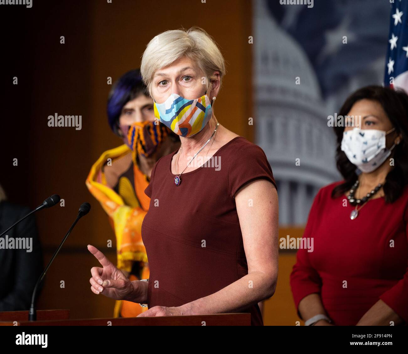 Il rappresentante degli Stati Uniti Deborah Ross (D-NC) parla ad una conferenza stampa circa il Paycheck Fairness Act. Foto Stock