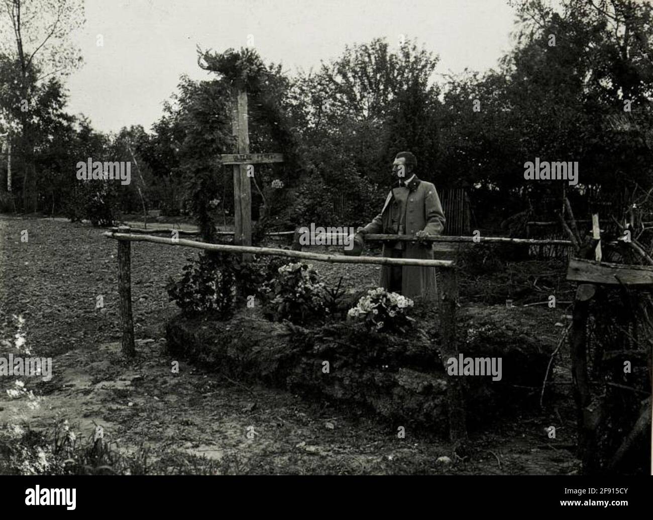Tomba del leader del treno OLTEAN Peter, apparentemente di K.U.K. Reggimenti di fanteria 83. Fu fucilato da un uomo che purificò il suo fucile da disattento nel novembre 1914. . Foto Stock