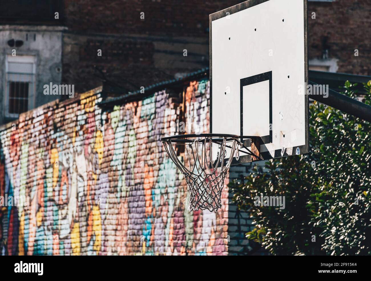 ZAGABRIA, CROAZIA - 25 marzo 2021: Zoccolo di basket con muro di mattoni sullo sfondo. Graffiti, quartiere, quartiere, sport, svago, nessuna gente. Foto Stock
