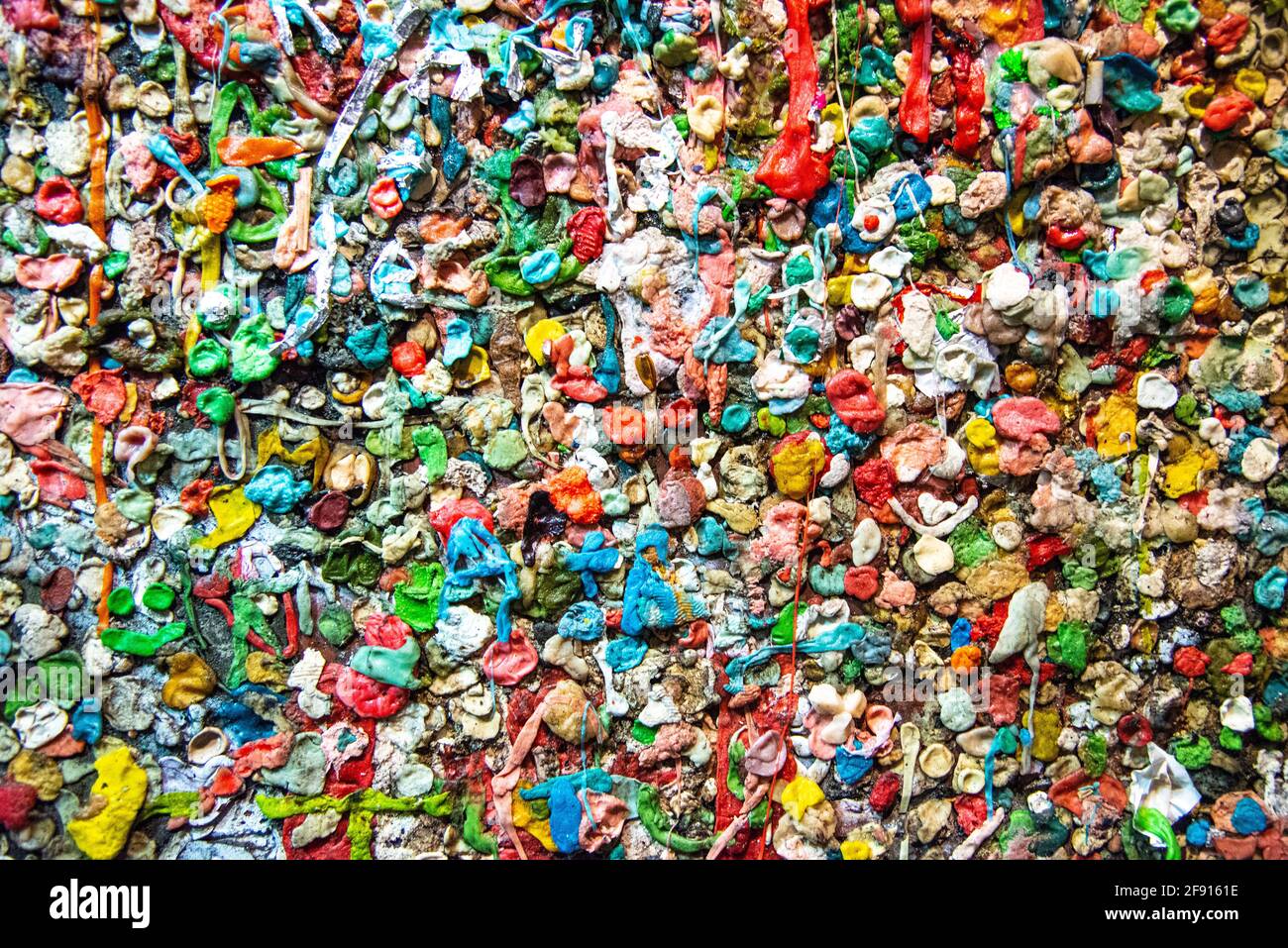 gomma da masticare colorata attaccata al muro da varie persone Su edifici nel centro di Seattle per una cultura pop urbana stile d'arte Foto Stock