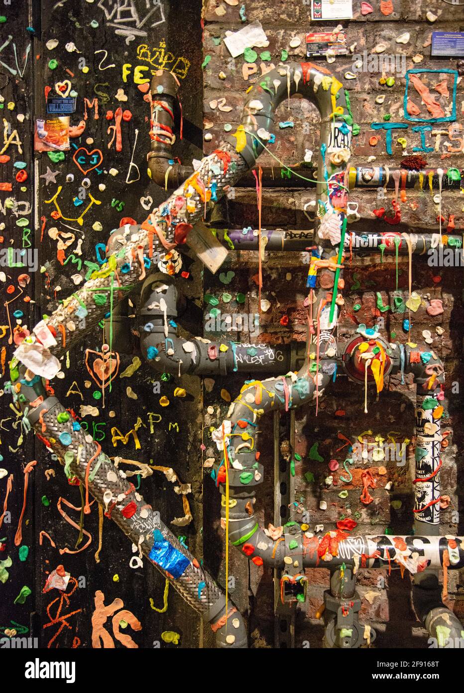 gomma da masticare colorata attaccata al muro da varie persone Su edifici nel centro di Seattle per una cultura pop urbana stile d'arte Foto Stock