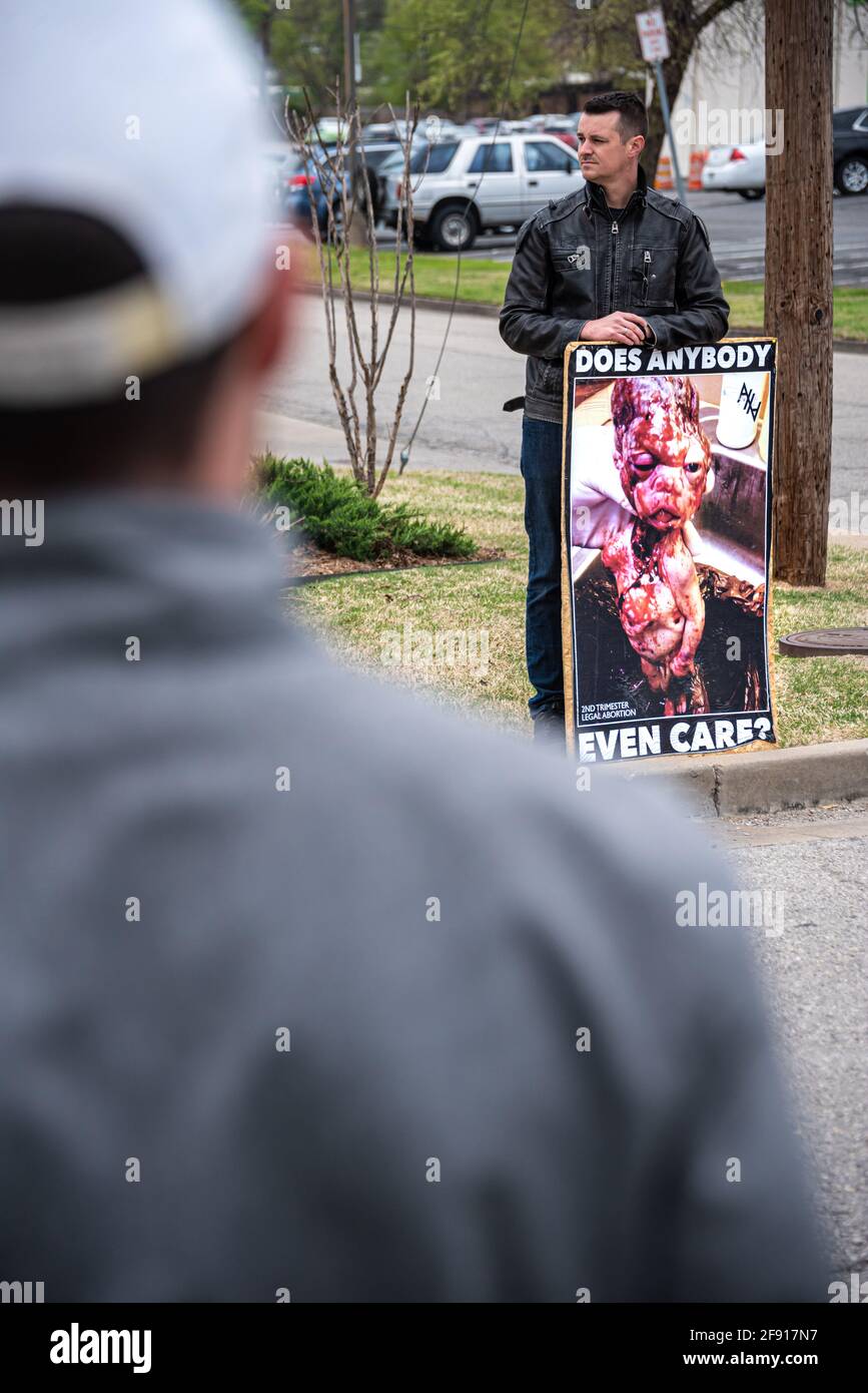 Gli abolizionisti dell'aborto in piedi vicino ad una struttura di Tulsa, Oklahoma, che porta l'attenzione all'assassinio heinous di esseri umani pre-nati con l'aborto legalizzato. (STATI UNITI) Foto Stock