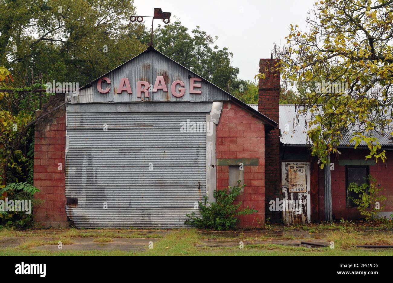 Un centro di assistenza automobilistico abbandonato sorge nella città di Chelsea, Oklahoma, sulla Route 66. Foto Stock