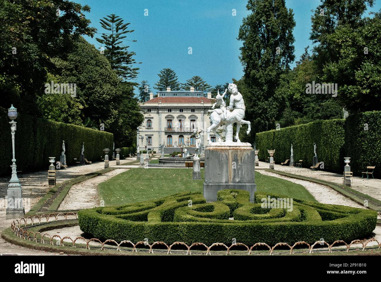 CUDILLERO, SPAGNA - 20 settembre 2011: Splendidi giardini del palazzo di selgas Foto Stock