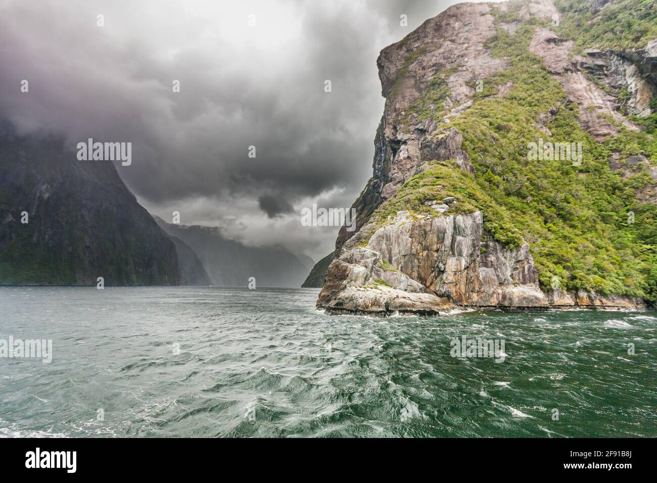 Milford Sound, Southland, Nuova Zelanda in una giornata nuvolosa e piovosa Foto Stock