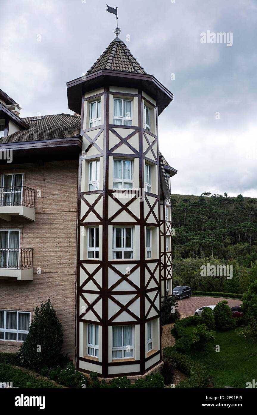 Svizzero classico coloniale architettura in legno edificio a torre di windows Foto Stock