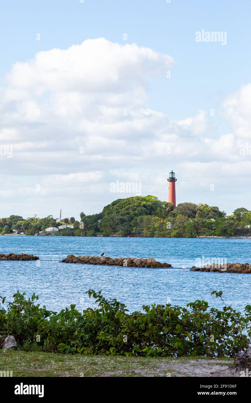 Il 1860 Jupiter Inlet Lighthouse sorge lungo il fiume Loxahatchee nella contea di Palm Beach, Florida, Stati Uniti. Foto Stock