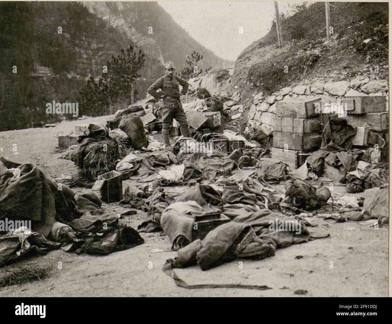 Munizioni e attrezzature italiane nel dognatale dopo il ritiro degli italiani. . Foto Stock