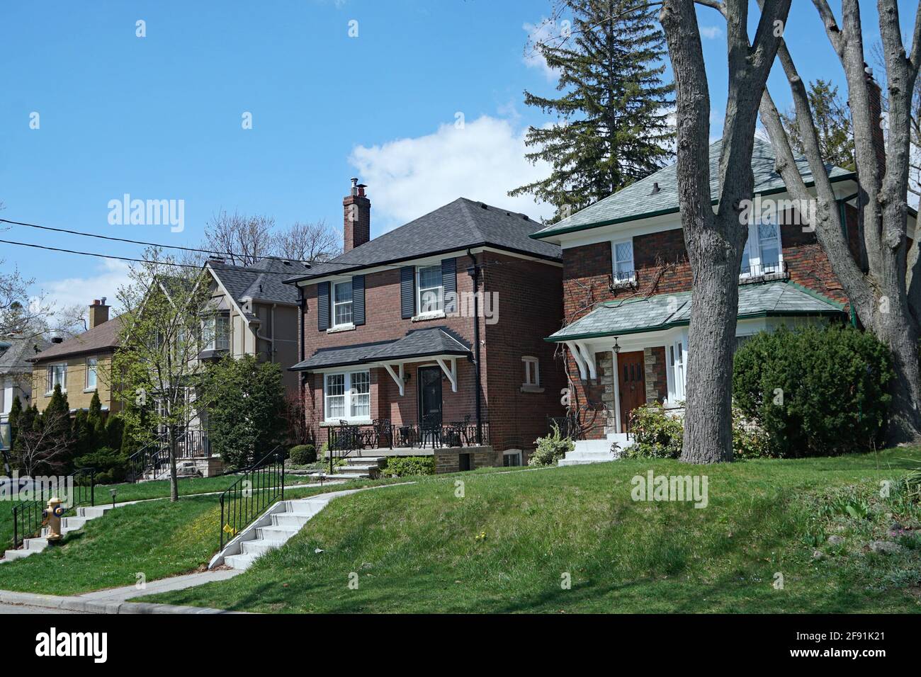 Strada residenziale con case indipendenti tradizionali singole Foto Stock