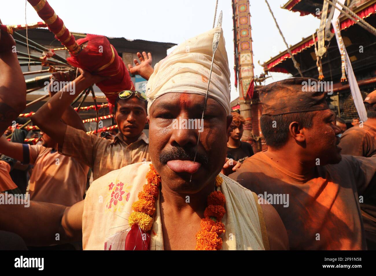 Kathmandu, NE, Nepal. 15 Aprile 2021. Buddha Krishna Shrestha, 48 anni, pierces la sua lingua per l'ottava volta nella sua vita, durante l'annuale Jibro Chhedne Jatra (Tongue Piercing Festival) in occasione del nuovo anno, a Bode, Thimi a Kathmandu, Nepal, il 15 aprile 2021. Credit: Aryan Dhimal/ZUMA Wire/Alamy Live News Foto Stock