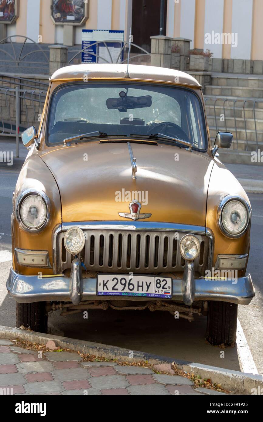Auto GAZ 21 retro sovietico. Soleggiato giorno d'autunno. Vista frontale. Crimea, Sudak - 10 ottobre 2020. Foto Stock