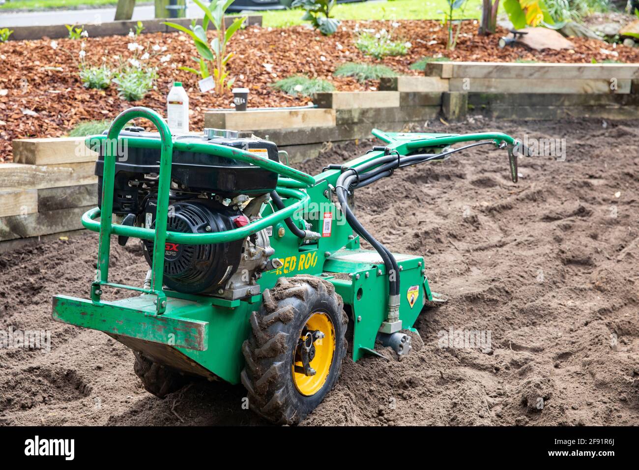 Red Roo Garden Rotary Hoe utilizzato a Sydney casa per girare il terreno di creta e preparare per il tappeto erboso Posa, Sydney, Australia Foto Stock