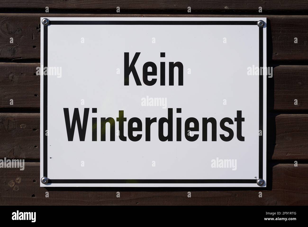 Segno su un percorso in Germania con l'iscrizione no Servizio invernale (Kein Winterdienst) Foto Stock